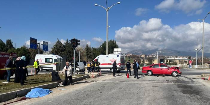 Gediz-Uşak kara yolunda feci kaza! 3 kişi öldü, 2 kişi yaralandı