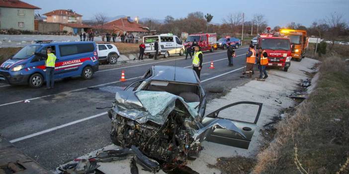 Uşak'ın Eşme ilçesinde trafik kazası: 1 kişi öldü, 2 kişi yaralandı