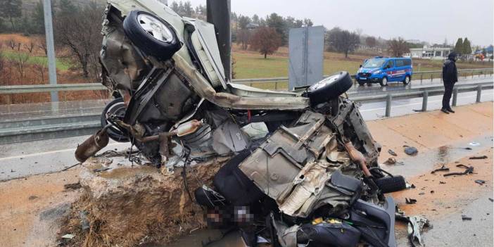 Gediz-Uşak kara yolunda yön levhasının direğine çarpan otomobilin sürücüsü öldü