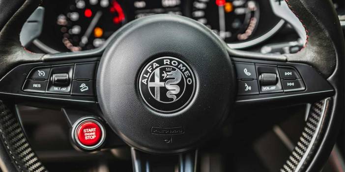Alfa Romeo’nun yeni fiyat listesi dudak uçuklattı: Lüks ve performansın bedeli çok ağır