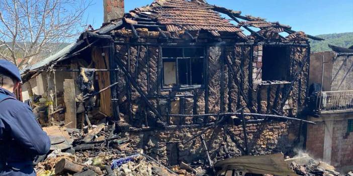 Uşak'ta ağıl yangını! Onlarca koyun telef oldu