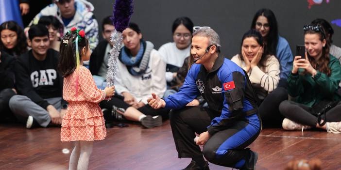 Türkiye'nin ilk astronotu Alper Gezeravcı, Uşak'ta gençlerle buluştu