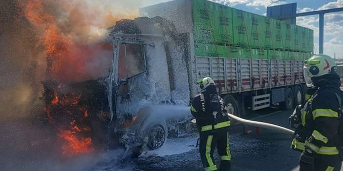 Uşak plakalı tır çıkan yangında kullanılamaz hale geldi