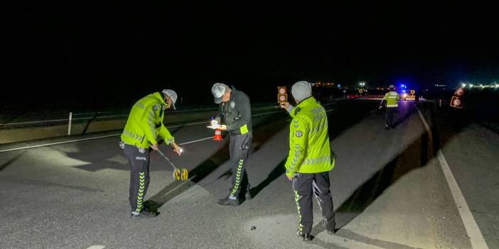 Uşak'ta iki otomobilin birden çarptığı yaya öldü