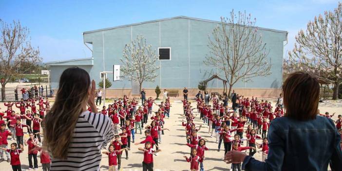 Uşak'ta öğrenciler her gün derse girmeden önce 15 dakika egzersiz yapıyor