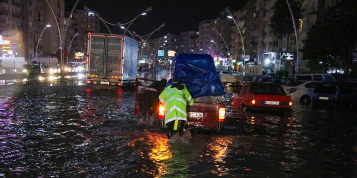 Uşak'ta sağanak ve dolu etkili oldu! Çok sayıda araç suda mahsur kaldı