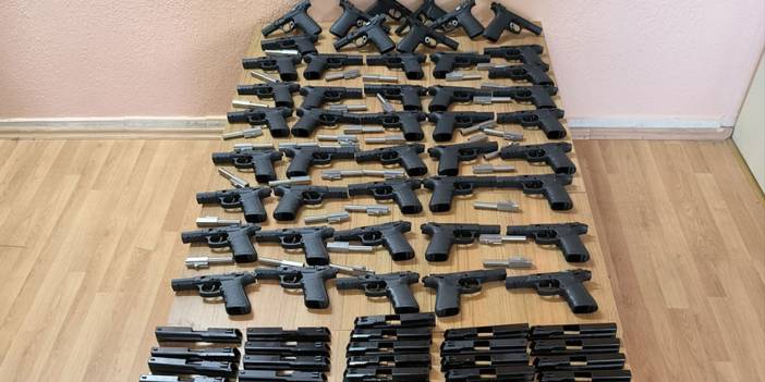 Uşak'ta çekicideki otomobilden 45 tabanca çıktı