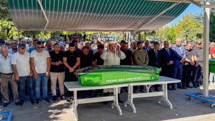 Erzincan'daki kazada ölen anne, baba ve kızı Uşak'ta toprağa verildi