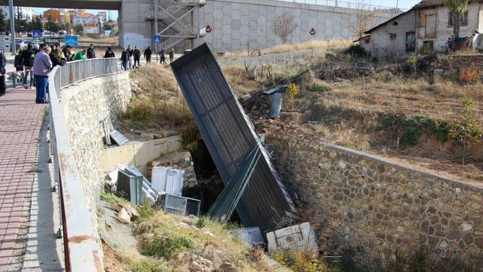 Uşak'ta sürücüsünün tamir etmeye çalıştığı tır dereye uçtu