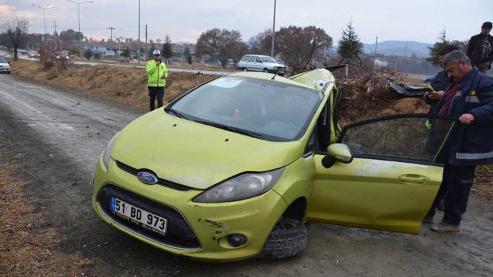 Uşak'ta otomobil traktörün römorkuna çarptı, 2 kişi yaralandı