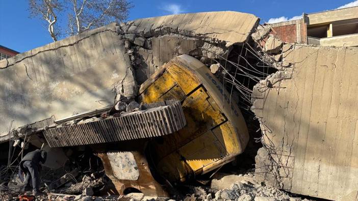 Uşak'ta Eski Belediye İş Hanı yıkım sırasında çöktü