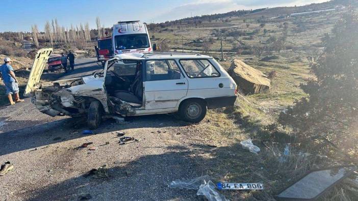 Uşak'ta iki otomobilin çarpıştı: Biri ağır 5 kişi yaralandı