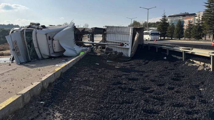 Uşak'ta kömür yüklü tır şarampole devrildi, sürücüsü yaralandı