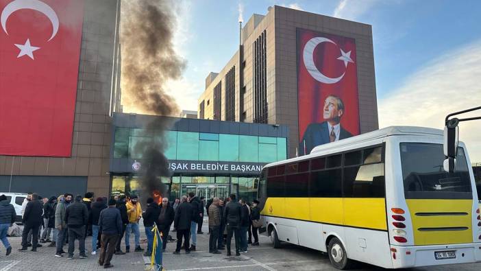 Uşak'ta dolmuş sürücüleri belediye önünde eylem yaptı
