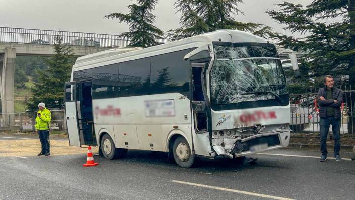 Uşak'ta işçi servislerinin çarpıştığı kazada 20 kişi yaralandı