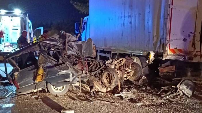 Uşak'ta otomobil park halindeki kamyona çarptı, sürücüsü öldü