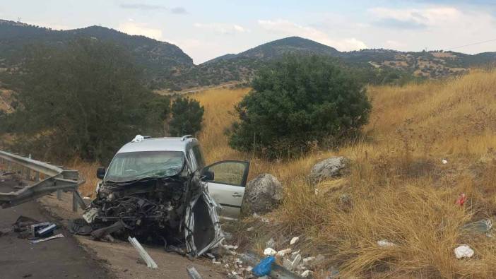 Uşak'ta bariyerlere çarpan araçtaki 4 kişi yaralandı