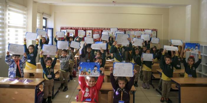 Uşak'ta 61 bin 176 öğrenci karne heyecanı yaşadı