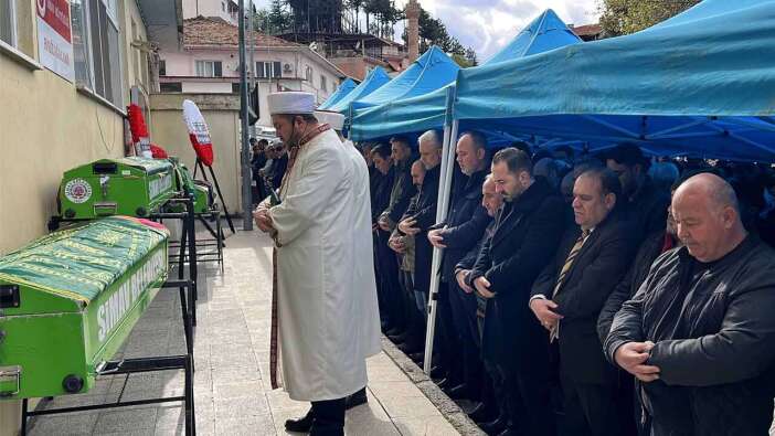 Uşak'taki kazada hayatını kaybeden 4 kişilik aile Simav'da defnedildi
