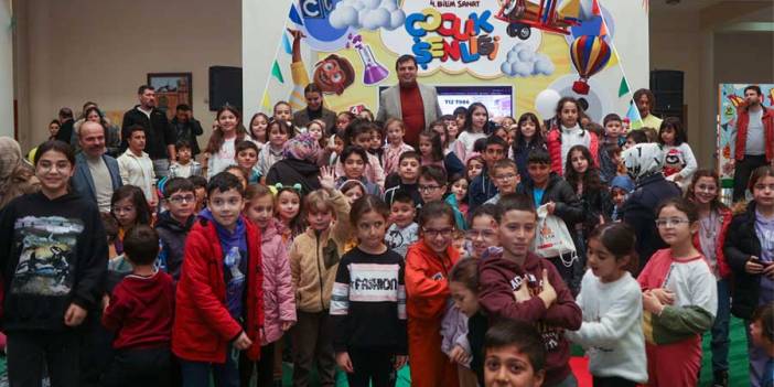 Uşak'ta Çocuklar Şenlikte Eğlenceye Doydu