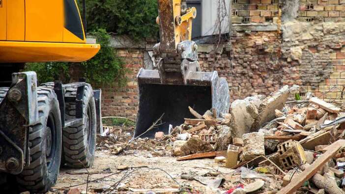 Uşak İl Özel İdaresi Tehlike Oluşturan Yapılara 30 Gün Süre Verdi