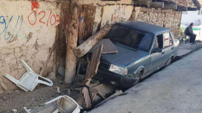 Uşak'ta Bankta Oturan İki Kişiye Otomobil Çarptı