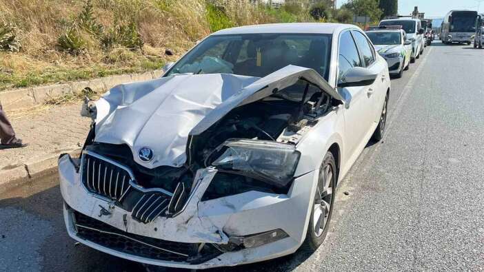 Uşak'ta 3 Aracın Karıştığı Trafik Kazasında 4 Kişi Yaralandı