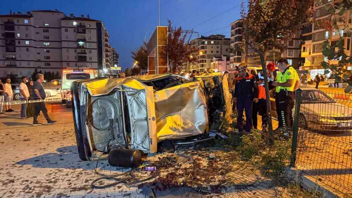 Yavuz Sultan Selim Caddesi'nde Otomobil Yayalara Çarptı, 1'i Ağır 3 Yaralı
