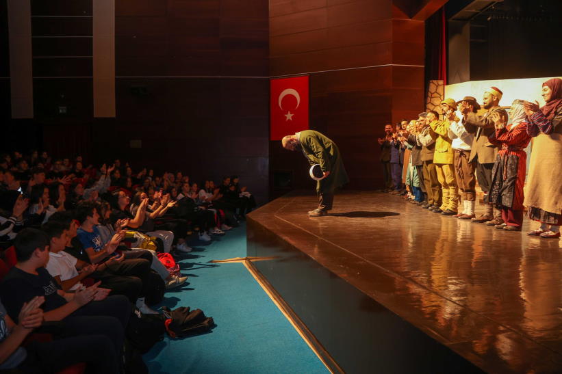 kurtulus-adli-tiyatro-oyununun-3.jpg