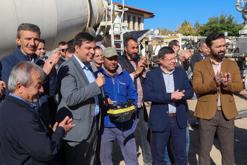 usak-belediyesi-yeni-is-merkezi-icin-temeli-atti-2.jpg