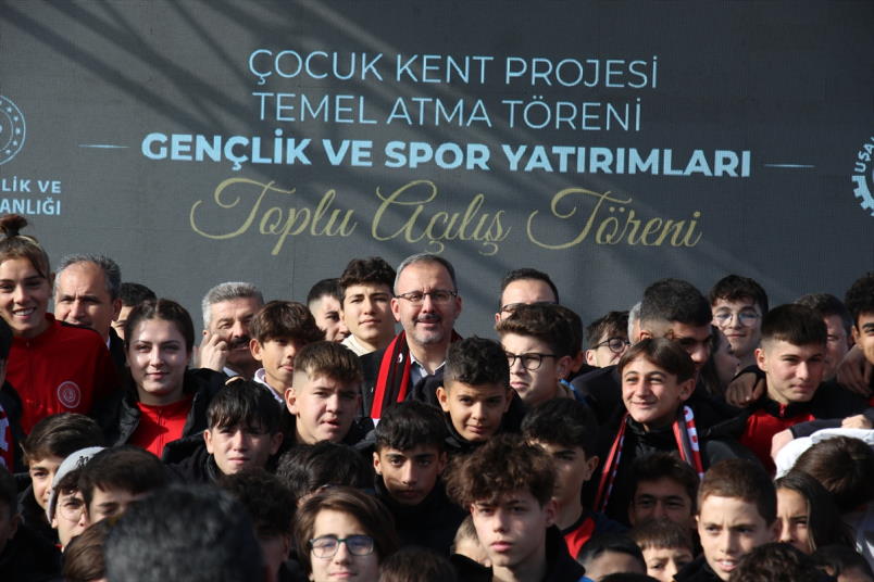 aa-20221127-29564846-29564843-genclik-ve-spor-bakani-kasapoglu-usakta-acilis-ve-temel-atma-torenlerine-katildi.jpg