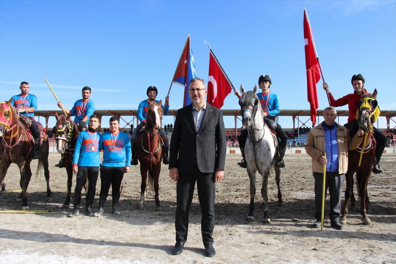 aa-20221127-29564846-29564844-genclik-ve-spor-bakani-kasapoglu-usakta-acilis-ve-temel-atma-torenlerine-katildi.jpg