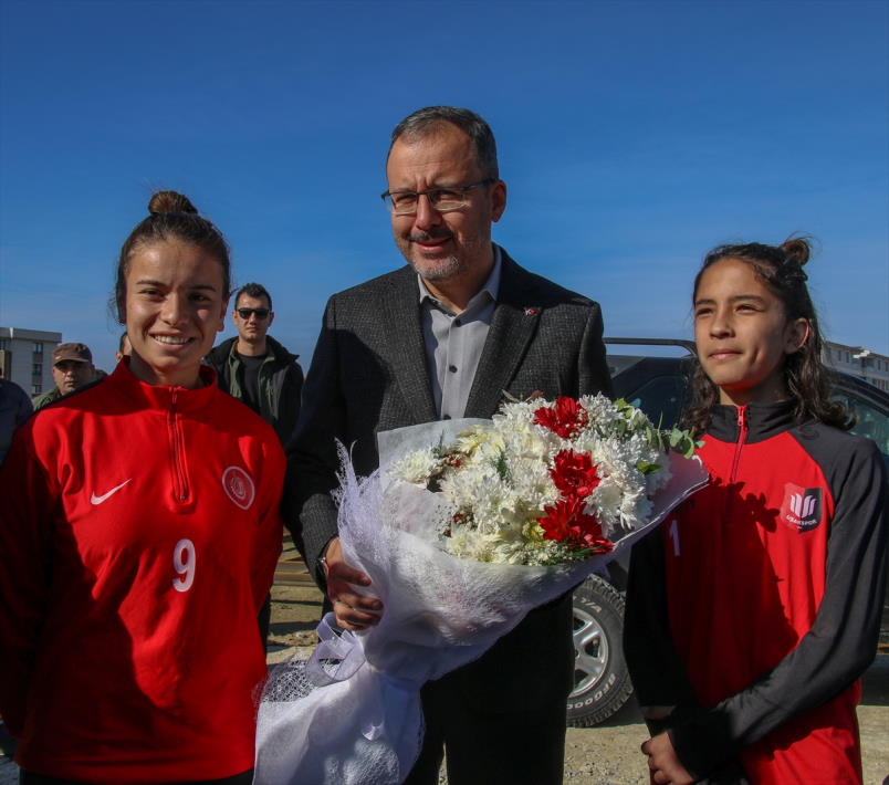 aa-20221127-29564846-29564845-genclik-ve-spor-bakani-kasapoglu-usakta-acilis-ve-temel-atma-torenlerine-katildi.jpg