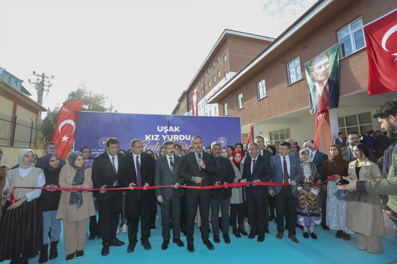 aa-20221127-29567115-29567112-genclik-ve-spor-bakani-kasapoglu-usakta.jpg