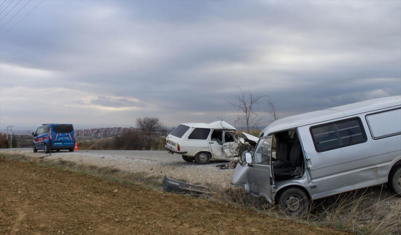 aa-20221219-29786250-29786249-usakta-kamyonetle-otomobilin-carpistigi-kazada-2-kisi-yaralandi.jpg
