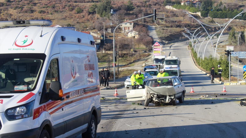 aa-20221222-29809249-29809248-usakta-iki-otomobilin-carpistigi-kazada-1-kisi-oldu-3-kisi-yaralandi.jpg