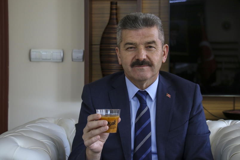 aa-20221223-29817876-29817874-usak-valiliginde-ziyaretcilere-tarhana-ikram-ediliyor.jpg