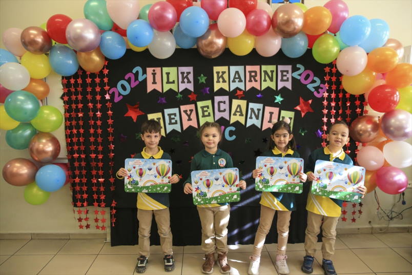 aa-20230120-30042562-30042558-izmir-ve-cevre-illerde-ogrenciler-karnelerini-aldi.jpg
