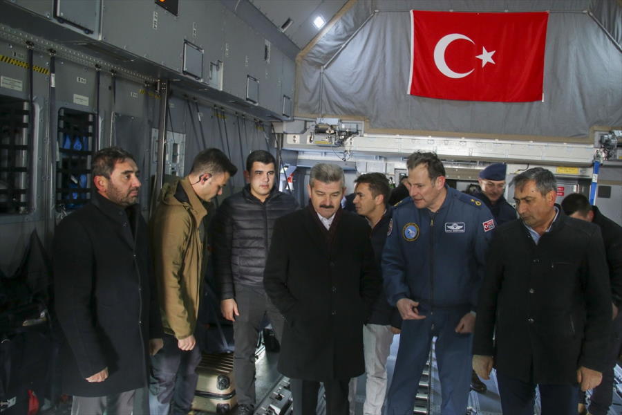 aa-20230210-30252931-30252927-usaktan-2-ucakla-deprem-bolgesine-battaniye-sevkiyati-yapildi.jpg