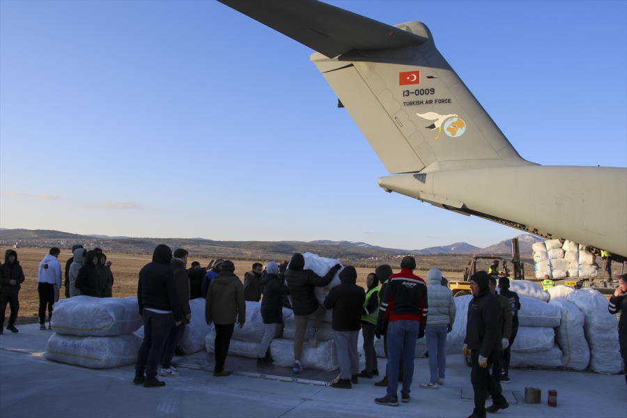 aa-20230210-30252931-30252929-usaktan-2-ucakla-deprem-bolgesine-battaniye-sevkiyati-yapildi.jpg