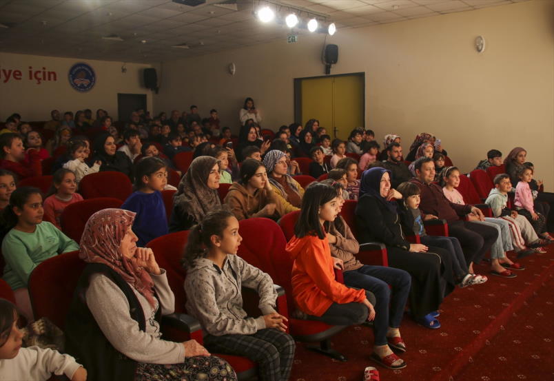 aa-20230224-30405606-30405601-usak-belediyesi-tiyatro-ekibi-depremzedeler-icin-sahne-aldi.jpg