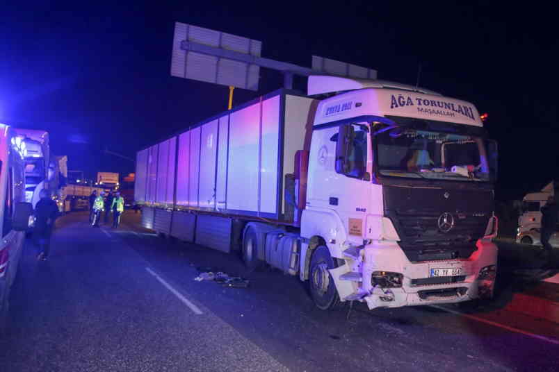 aa-20230320-30629272-30629271-usakta-tir-ile-otomobilin-carpismasi-sonucu-1-kisi-oldu-3-kisi-yaralandi.jpg