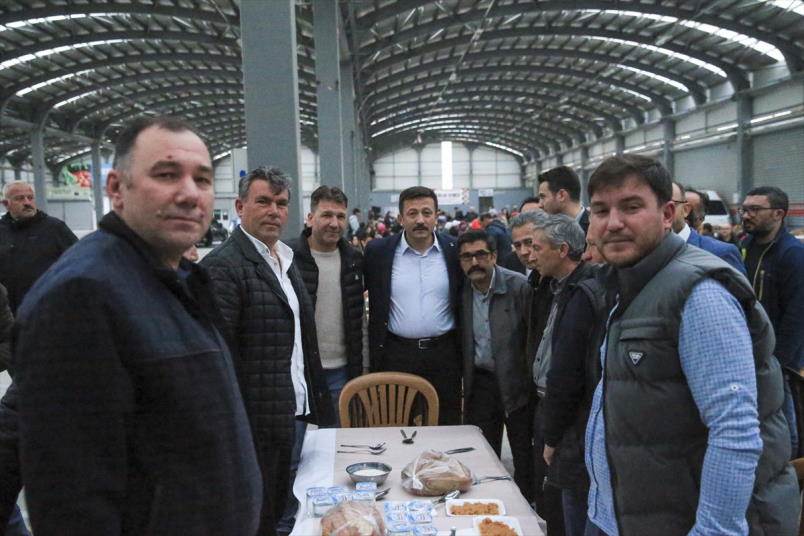 aa-20230416-30871922-30871920-ak-parti-genel-baskan-yardimcisi-dag-usakta-iftar-programina-katildi.jpg