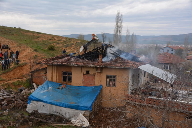 bagkonak-koyunde-muhtarin-evi-yandi-1.jpg