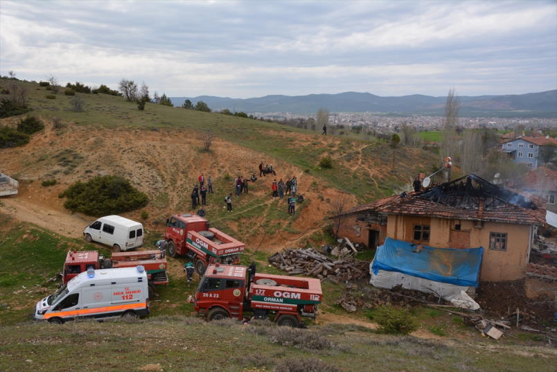 bagkonak-koyunde-muhtarin-evi-yandi-2.jpg