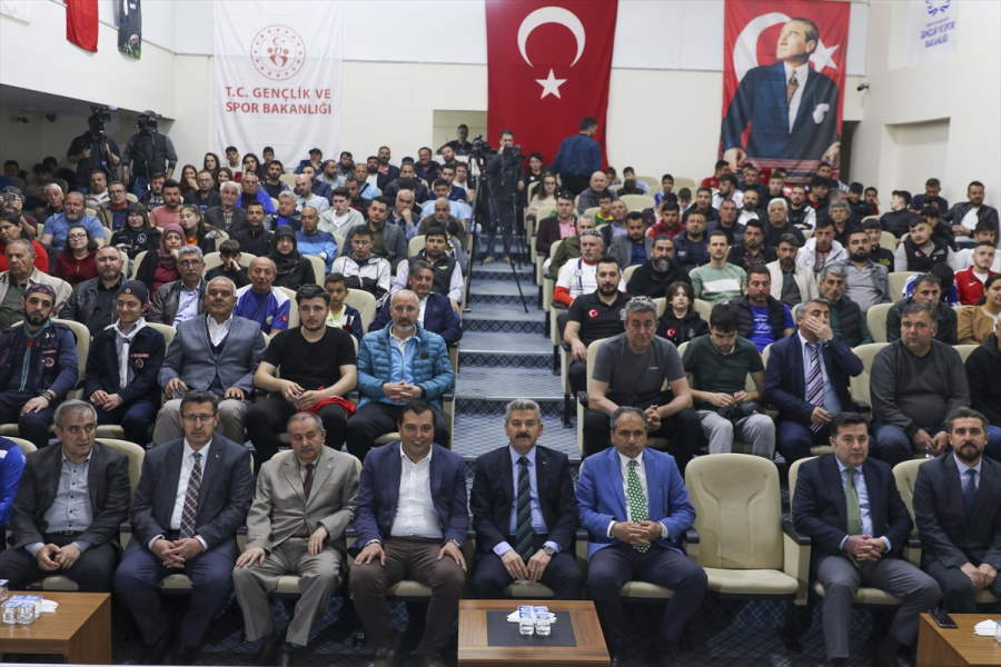 aa-20230503-31030585-31030583-usakta-amator-spor-kuluplerine-ayni-ve-nakdi-destek.jpg