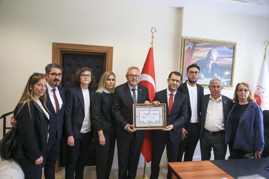 aa-20230529-31274283-31274282-chpden-usak-milletvekili-secilen-ali-karaoba-mazbatasini-aldi.jpg