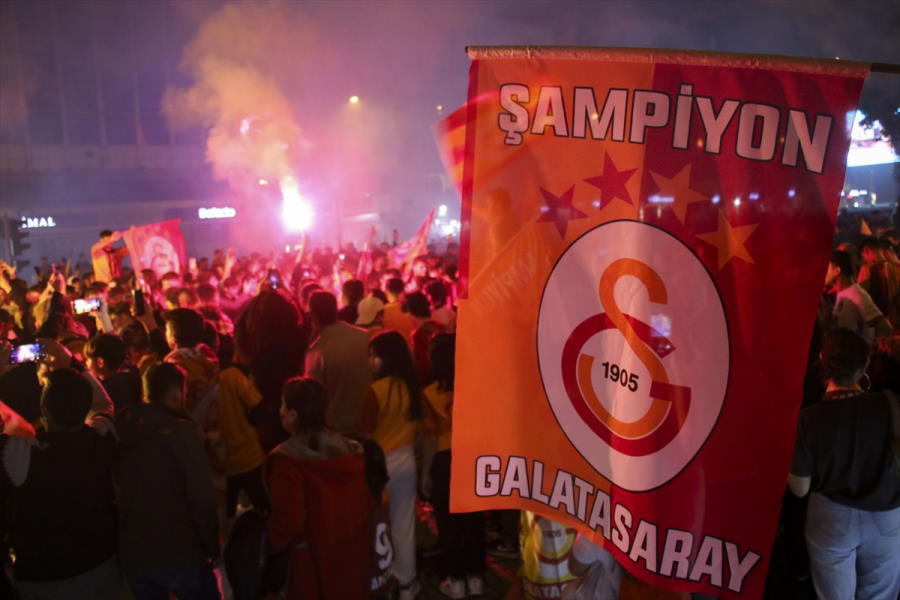 usakta-galatasarayli-taraftarlar-sampiyonlugu-kutluyor-1.jpg