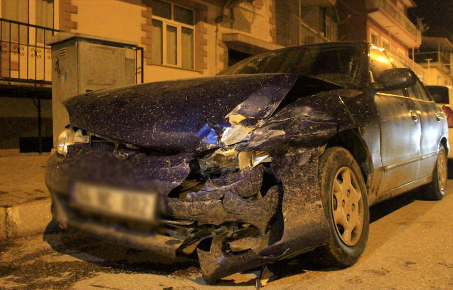 usakta-iki-otomobilin-carpistigi-kazada-5-kisi-yaralandi.jpg