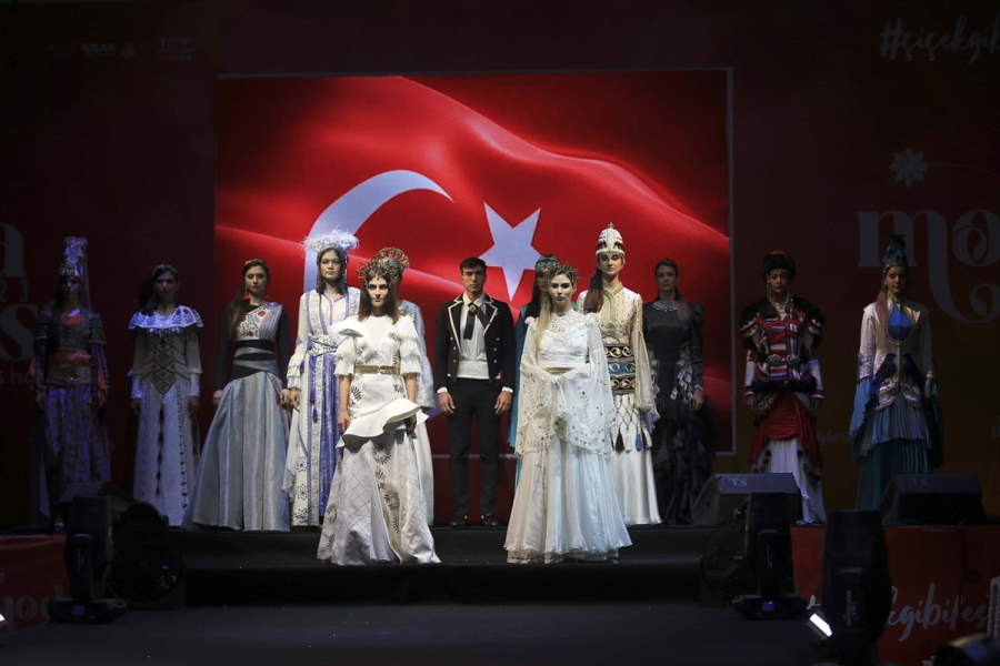 aa-20230613-31421332-31421326-usak-modafest-defile-ve-konserle-sona-erdi.jpg
